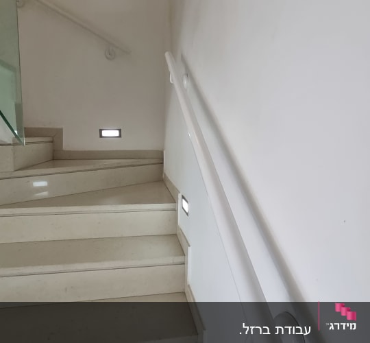 מעקה זכוכית ומעקה מתכת במדרגות
